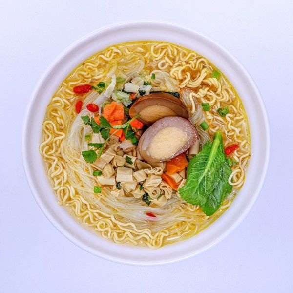 طعم آبمیوه ی غنی تند و فوری نودل طعم چینی ورمیچلی و نودل تخم مرغ