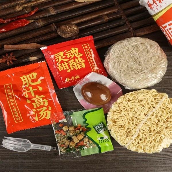 آبمیوه های غنی در سبک هنگ کنگ عطر ورمیچلی و نودل های فوری 200 گرم با سس تند و شیرین