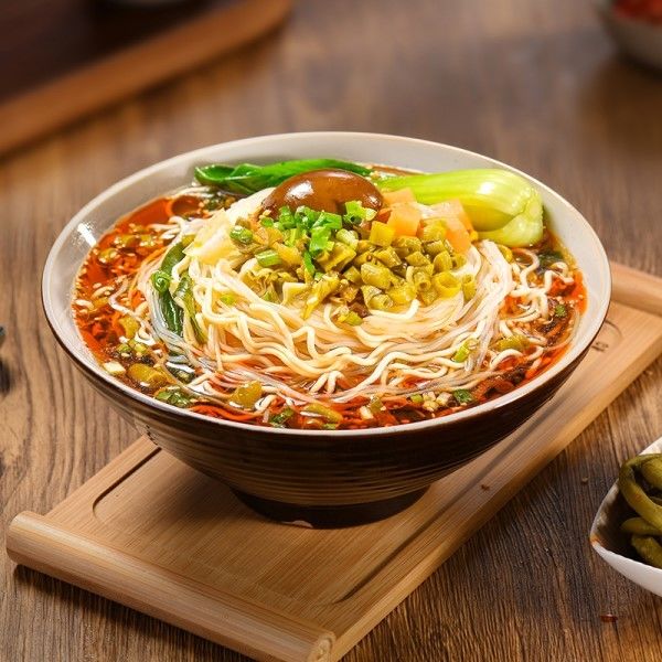 عطر خوشمزه لوبیا ترش خوشمزه ورمیچلی و سوپ نویدل فوری با مواد غنی