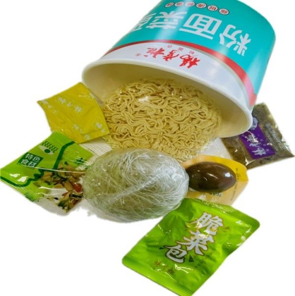 فلفل رتان خوشمزه ماهی پخته شده طعم ورمیچلی و نویدل فوری با تخم مرغ مارین