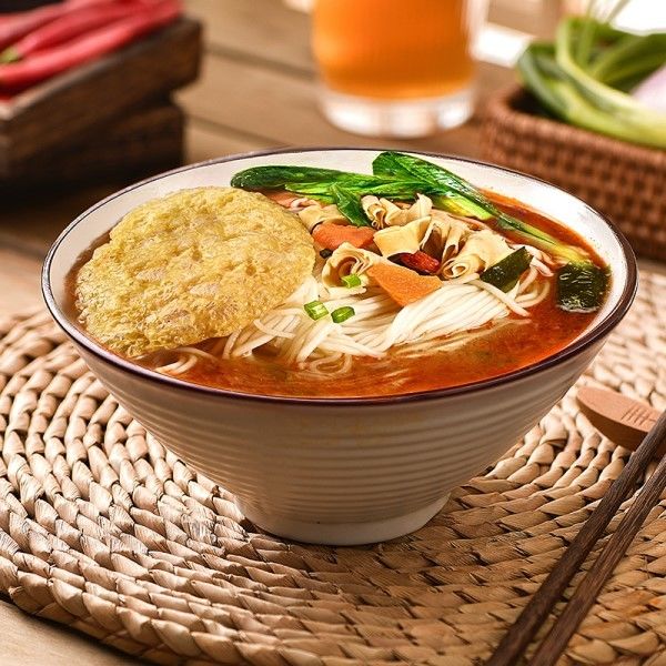 نودل های تند و شیرین بدون سرخ کردن نودل های فوری برای وعده های غذایی سریع و آسان