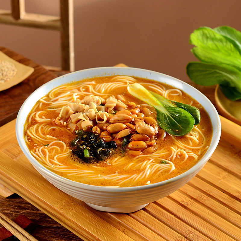 طعم سوسم خوشمزه پختن سريع نودل هاي فوري خوشمزه