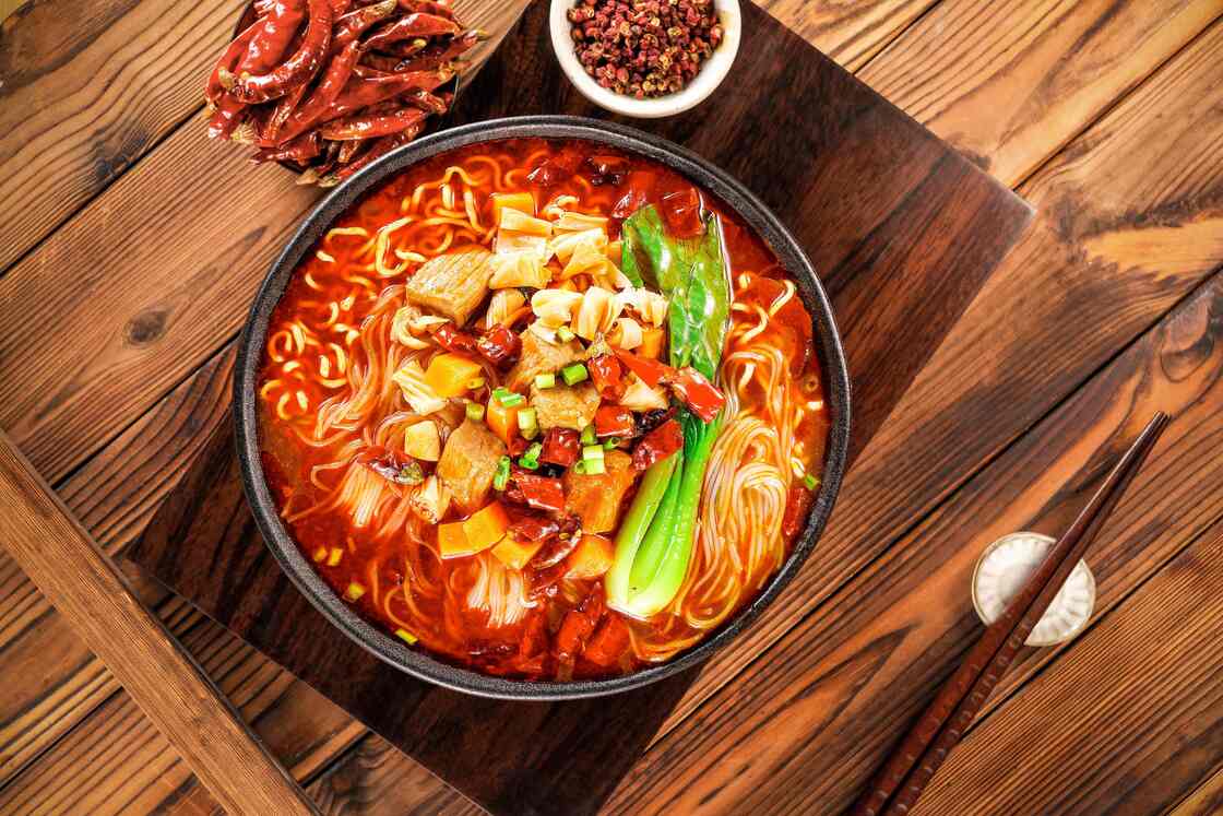 طعم سس نودل فنجانی تند 92 گرم 12 عددی رامن فوری مناسب برای رستوران‌های سرو سریع، کامیون‌های غذا و کافه‌ها