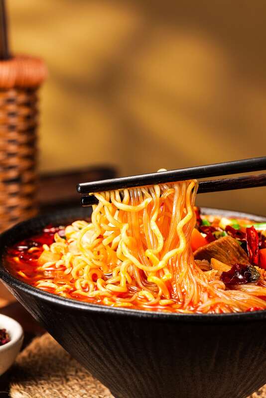 92g12 کاپ نودل طعم سبزیجات چیچوان مالا نودل فوری مناسب برای پذیرایی رویدادها و خدمات هتلداری