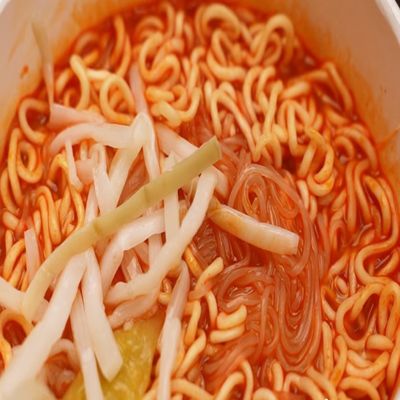 نودل فوری چینی نودل فوری با طعم نودل حلزونی شیشه‌ای